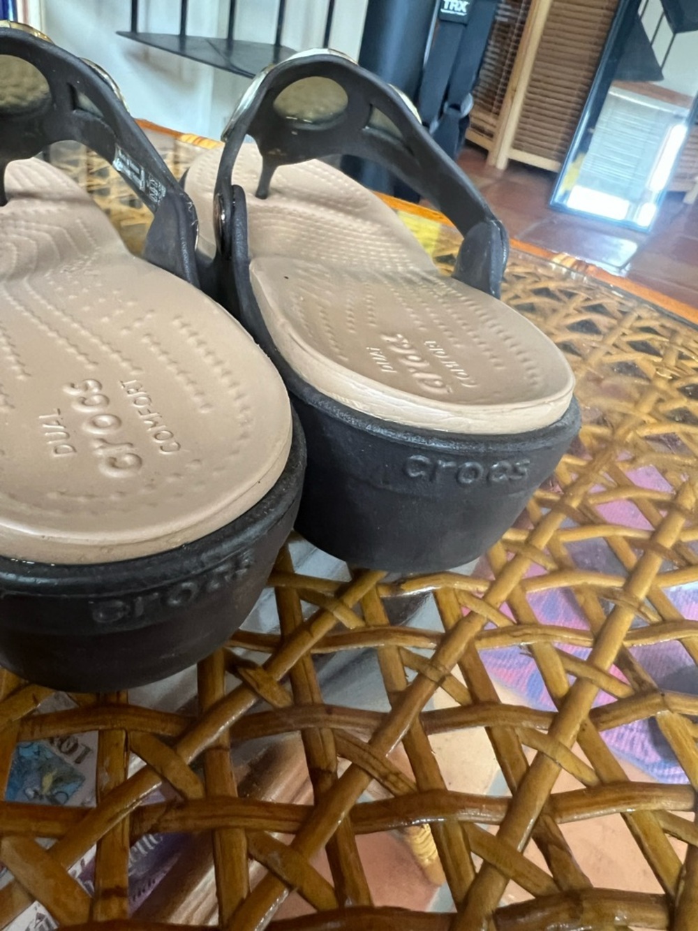Crocs Thong Sandals w/ Gold Hammered Medallion | Comfort Flip Flops | Size 7 - Picture 4 of 8